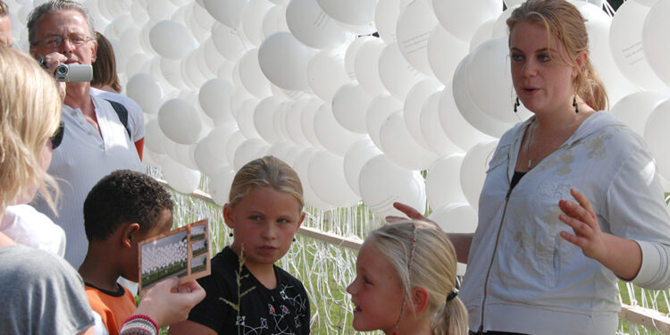 ARTBORNE 2010 – DE BALLONNENMUUR, 1756 ballonnen en de vrijheid – Buro Buurvrouw